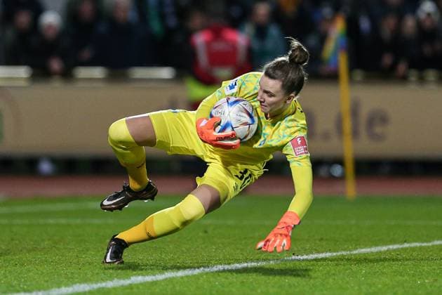 v li Anneke Borbe goalkeeper, goalkeeper, SV Werder Bremen, 30 on the ball, crop, single image, full body, action, action, game scene, THE DFB REGULATIONS PROHIBIT ANY USE OF PHOTOGRAPHS AS IMAGE SEQUENCES AND OR QUASI VIDEO , 24 03 2023, Bremen Germany , Football, Flyeralarm Frauen Bundesliga, SV Werder Bremen 1 FC Köln xobx