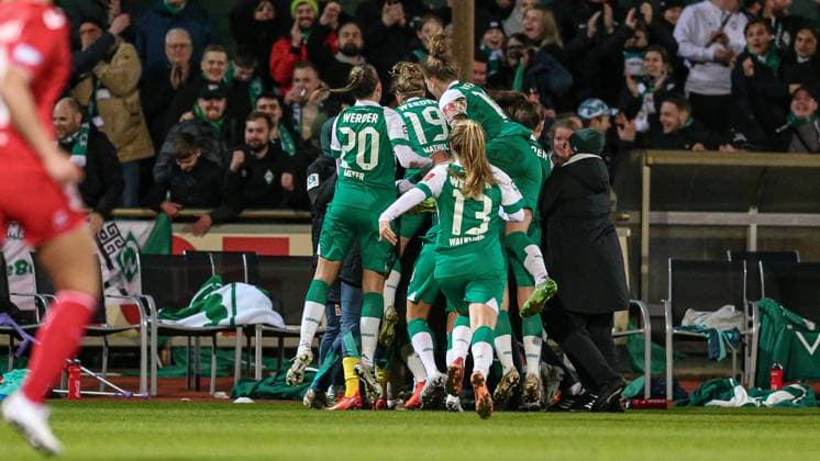 v li SV Werder Bremen players celebrating goal, cheering, jubilant, optimistic, game scene, highlight, joy over the goal to 1 0, THE DFB DIRECTIVES PROHIBIT ANY USE OF PHOTOGRAPHS AS IMAGE SEQUENCES AND OR QUASI VIDEO , 24 03 2023, Bremen Germany , Football, Flyeralarm Frauen Bundesliga, SV Werder Bremen 1 FC Köln xobx