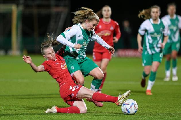 f l Laura Donhauser 1 FC Köln, 25 and Ricarda Walkling SV Werder Bremen, 13 in duel, duel, dynamic, action, game scene, THE DFB DIRECTIVES PROHIBIT ANY USE OF PHOTOGRAPHS AS IMAGE SEQUENCES AND OR QUASI VIDEO , 24 03 2023, Bremen Germany , Football, Flyeralarm Frauen Bundesliga, SV Werder Bremen 1 FC Köln xobx
