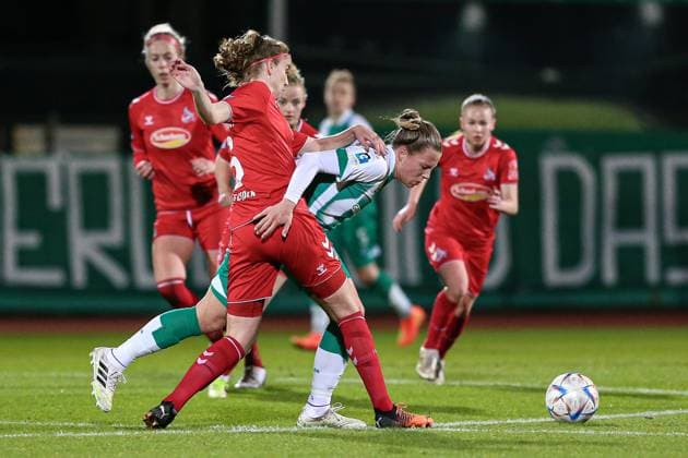 v li Myrthe Moorrees 1 FC Köln, 6 and Christin Meyer SV Werder Bremen, 20 in duel, duel, dynamic, action, game scene, THE DFB REGULATIONS PROHIBIT ANY USE OF PHOTOGRAPHS AS IMAGE SEQUENCES AND OR QUASI VIDEO , 24 03 2023, Bremen Germany , Football, Flyeralarm Frauen Bundesliga, SV Werder Bremen 1 FC Köln xobx