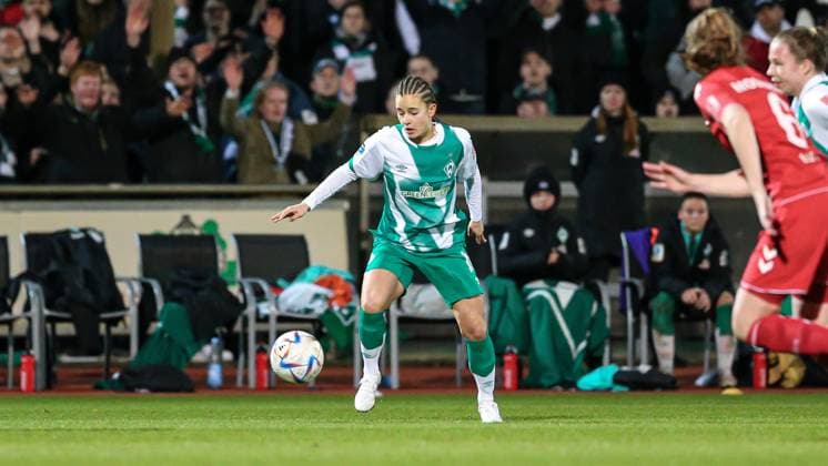 v li Tuana Keles SV Werder Bremen, 10 on the ball, single image, full body, action, game scene, THE DFB DIRECTIVES PROHIBIT ANY USE OF PHOTOGRAPHS AS IMAGE SEQUENCES AND OR QUASI VIDEO , 24 03 2023, Bremen Germany , Football, Flyeralarm Womens Bundesliga, SV Werder Bremen 1 FC Cologne xobx