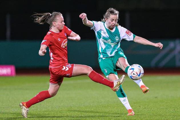 f l Laura Donhauser 1 FC Köln, 25 and Nina Lührßen SV Werder Bremen, 27 in duel, duel, dynamic, action, game scene, THE DFB DIRECTIVES PROHIBIT ANY USE OF PHOTOGRAPHS AS IMAGE SEQUENCES AND OR QUASI VIDEO , 24 03 2023, Bremen Germany , Football, Flyeralarm Frauen Bundesliga, SV Werder Bremen 1 FC Köln xobx