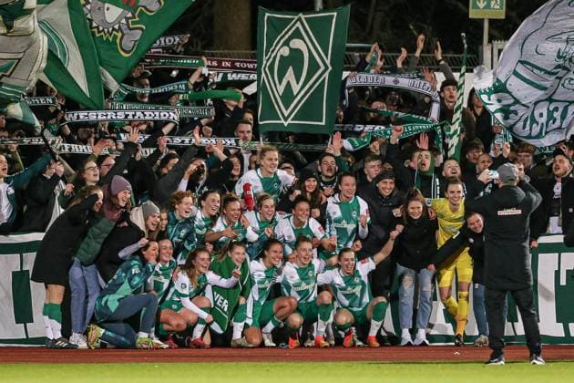v li SV Werder Bremen players at group photo, winner photo with fans, supporters, ultras, with jubilation about the victory, joy about the won game , THE DFB DIRECTIVES PROHIBIT ANY USE OF PHOTOGRAPHS AS IMAGE SEQUENCES AND OR QUASI VIDEO , 24 03 2023, Bremen Germany , Football, Flyeralarm Frauen Bundesliga, SV Werder Bremen 1 FC Köln xobx
