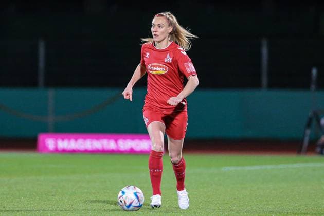 v li Sarah Puntigam 1 FC Köln, 17 on the ball, crop, single image, full body, action, action, game scene, THE DFB DIRECTIVES PROHIBIT ANY USE OF PHOTOGRAPHS AS IMAGE SEQUENCES AND OR QUASI VIDEO , 24 03 2023, Bremen Germany , Football, Flyeralarm Womens Bundesliga, SV Werder Bremen 1 FC Köln xobx