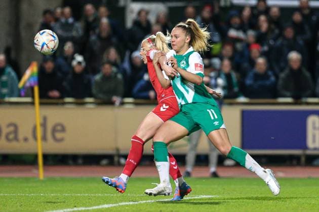 f l Mandy Islacker 1 FC Köln, 8 and Maja Sternad SV Werder Bremen, 11 in duel, duel, dynamic, action, game scene, THE DFB DIRECTIVES PROHIBIT ANY USE OF PHOTOGRAPHS AS IMAGE SEQUENCES AND OR QUASI VIDEO , 24 03 2023, Bremen Germany , Football, Flyeralarm Frauen Bundesliga, SV Werder Bremen 1 FC Köln xobx