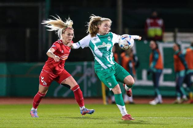 f l Mandy Islacker 1 FC Köln, 8 and Ricarda Walkling SV Werder Bremen, 13 in duel, duel, dynamics, action, game scene, THE DFB DIRECTIVES PROHIBIT ANY USE OF PHOTOGRAPHS AS IMAGE SEQUENCES AND OR QUASI VIDEO , 24 03 2023, Bremen Germany , Football, Flyeralarm Frauen Bundesliga, SV Werder Bremen 1 FC Köln xobx