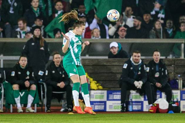 v li Nina Lührßen SV Werder Bremen, 27 at header, action, action, game scene, THE DFB DIRECTIVES PROHIBIT ANY USE OF PHOTOGRAPHS AS IMAGE SEQUENCES AND OR QUASI VIDEO , 24 03 2023, Bremen Germany , Football, Flyeralarm Frauen Bundesliga, SV Werder Bremen 1 FC Köln xobx