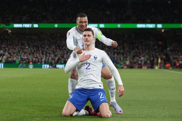 Sport Bilder des Tages Mandatory Credit: Photo by Paul Greenwood Shutterstock (13847018r) Benjamin Pavard of France celebrates scoring his side s first goal to make the score 0-1 Republic of Ireland v France, UEFA European Championship, EM, Europameisterschaft 2024 Qualifying, Group B, Football, Aviva Stadium, Dublin, Ireland - 27 Mar 2023 EDITORIAL USE ONLY No use with unauthorised audio, video, data, fixture lists, club league logos or live services. Online in-match use limited to 120 images, no video emulation. No use in betting, games or single club league player publications. Republic of Ireland v France, UEFA European Championship 2024 Qualifying, Group B, Football, Aviva Stadium, Dublin, Ireland - 27 Mar 2023 EDITORIAL USE ONLY No use with unauthorised audio, video, data, fixture lists, club league logos or live services. Online in-match use limited to 120 images, no video emulation. No use in betting, games or single club league player publications. Copyright: xPaulxGreenwood Shutterstockx 13847018r