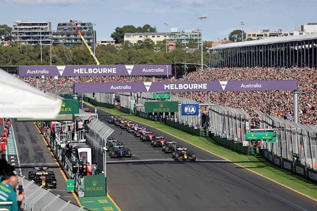 02.04.2023, Albert-Park, Melbourne, FORMULA 1 ROLEX AUSTRALIAN GRAND PRIX 2023 , im Bild Rennstart: Max Verstappen (NLD), Oracle Red Bull Racing, George Russell (GBR), Mercedes-AMG Petronas Formula One Team, Lewis Hamilton (GBR), Mercedes-AMG Petronas Formula One Team, Carlos Sainz Jr. (ESP), Scuderia Ferrari, Fernando Alonso (ESP), Aston Martin Aramco Cognizant Formula One Team, Charles Leclerc (MCO), Scuderia Ferrari Melbourne Albert-Park Victoria Australien eu-images-506