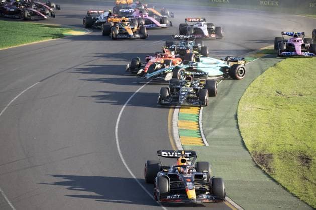 start of the race, depart, 01 VERSTAPPEN Max (nld), Red Bull Racing RB19, action 44 HAMILTON Lewis (gbr), Mercedes AMG F1 Team W14, action 14 ALONSO Fernando (spa), Aston Martin F1 Team AMR23, action 55 SAINZ Carlos (spa), Scuderia Ferrari SF-23, action during the Formula 1 Rolex Australian Grand Prix 2023, 3rd round of the 2023 Formula One World Championship, WM, Weltmeisterschaft from March 31 to April 2, 2023 on the Albert Park Circuit, in Melbourne, Australia - F1 - AUSTRALIAN GRAND PRIX 2023 - RACE DPPI Panoramic 00122007_020423-AUS-4092-PVE_1