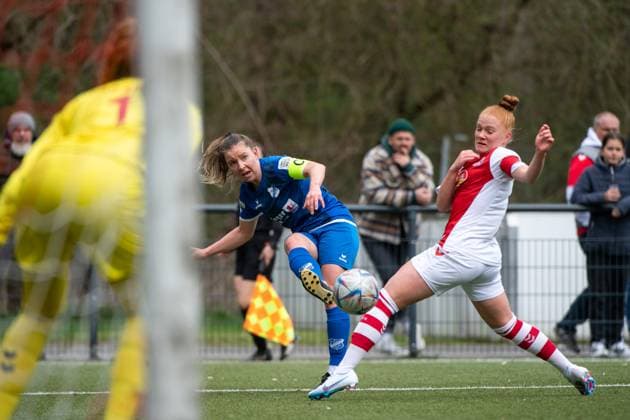 Emily Evels (SC Sand, 17) im Zweikampf mit Laura Vogt (1. FC Koeln U20), GER, 1. FC Koeln U20 vs. SC Sand, Fussball Frauen 2. Bundesliga, 19. Spieltag, Spielzeit 2022 2023, 02.04.2023 GER, 1. FC Koeln U20 vs. SC Sand, Fussball Frauen 2. Bundesliga, 19. Spieltag, Spielzeit 2022 2023, 02.04.2023 Koeln Copyright: xEibner Memmlerx EP_MMR