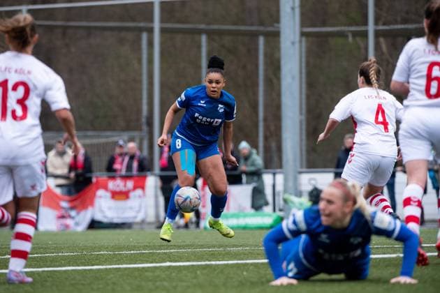 Michelle Klostermann (SC Sand, 08) am Ball, davor Cindy Koenig (SC Sand, 11) gefoult am Boden, GER, 1. FC Koeln U20 vs. SC Sand, Fussball Frauen 2. Bundesliga, 19. Spieltag, Spielzeit 2022 2023, 02.04.2023 GER, 1. FC Koeln U20 vs. SC Sand, Fussball Frauen 2. Bundesliga, 19. Spieltag, Spielzeit 2022 2023, 02.04.2023 Koeln Copyright: xEibner Memmlerx EP_MMR