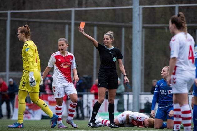 Schiedsrichterin Nadine Westerhoff zeigt Kristin Krammer (1. FC Koeln U20) die rote Karte, daneben Laura Vogt (1. FC Koeln U20), Cindy Koenig (SC Sand, 11), GER, 1. FC Koeln U20 vs. SC Sand, Fussball Frauen 2. Bundesliga, 19. Spieltag, Spielzeit 2022 2023, 02.04.2023 GER, 1. FC Koeln U20 vs. SC Sand, Fussball Frauen 2. Bundesliga, 19. Spieltag, Spielzeit 2022 2023, 02.04.2023 Koeln Copyright: xEibner Memmlerx EP_MMR