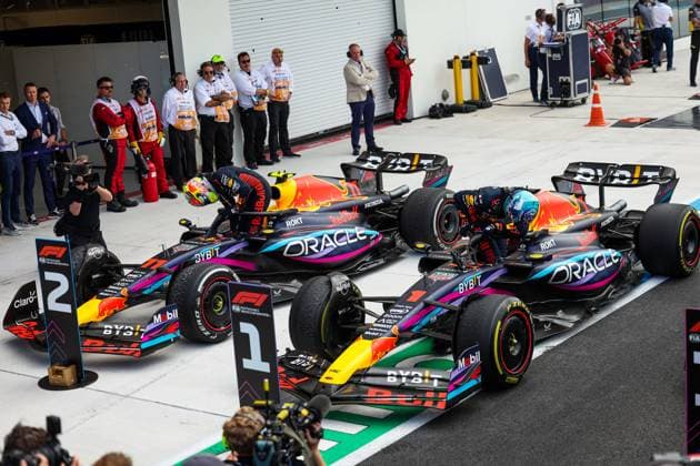 01 VERSTAPPEN Max (nld), Red Bull Racing RB19, 11 PEREZ Sergio (mex), Red Bull Racing RB19, during the Formula 1 Crypto.com Miami Grand Prix 2023, 5th round of the 2023 Formula One World Championship, WM, Weltmeisterschaft from May 05 to 07, 2023 on the Miami International Autodrome, in Miami Gardens, Florida, United States of America - F1 - MIAMI GRAND PRIX 2023 - RACE DPPI Panoramic 20230507_GOOD8862