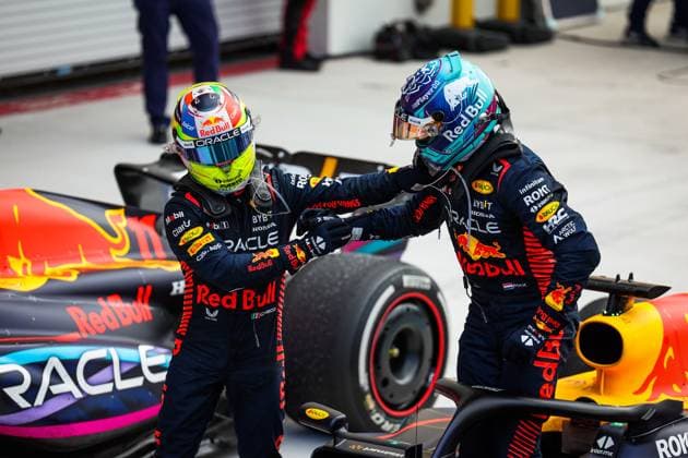 Sport Bilder des Tages 01 VERSTAPPEN Max (nld), Red Bull Racing RB19, 11 PEREZ Sergio (mex), Red Bull Racing RB19, celebrating during the Formula 1 Crypto.com Miami Grand Prix 2023, 5th round of the 2023 Formula One World Championship, WM, Weltmeisterschaft from May 05 to 07, 2023 on the Miami International Autodrome, in Miami Gardens, Florida, United States of America - F1 - MIAMI GRAND PRIX 2023 - RACE DPPI Panoramic 20230507_GOOD8887