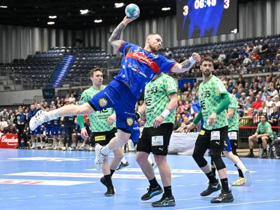 Tom Kare Nikolaisen Bergischer HC, 30 can convert the face-off to the circle Lasse Bredekjaer Andersson Fuechse Berlin, 11 , Mijajlo Marsenic Fuechse Berlin, 93 and Marko Kopljar Fuechse Berlin, 35 look behind Bergischer HC vs Fuechse Berlin, handball, LIQUI Moly HBL, 29 match day, season 2022 2023, 14 05 2023 Bergischer HC vs Fuechse Berlin, handball, LIQUI Moly HBL, 29 match day, season 2022 2023, 14 05 2023 Duesseldorf Copyright: xEibner-Pressefotox xThomasxHaeslx EP_EER