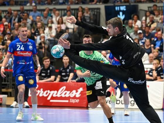 Christopher Rudeck Bergischer HC, 01 blocked the throw con Tim Freihoefer Fuechse Berlin, 20 doing so Linus Arnesson Bergischer HC, 24 Bergischer HC vs Fuechse Berlin, Handball, LIQUI Moly HBL, 29 Matchday, Season 2022 2023, 14 05 2023 Bergischer HC vs Fuechse Berlin, Handball, LIQUI Moly HBL, 29 Matchday, Season 2022 2023, 14 05 2023 Duesseldorf Copyright: xEibner-Pressefotox xThomasxHaeslx EP_EER