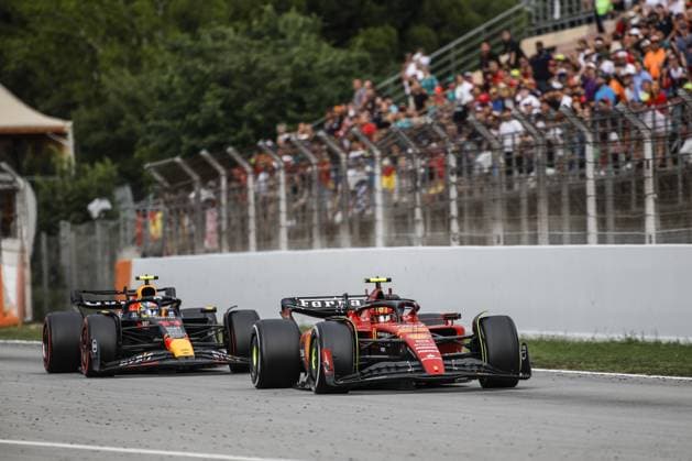 55 SAINZ Carlos (spa), Scuderia Ferrari SF-23, action 11 PEREZ Sergio (mex), Red Bull Racing RB19, action during the Formula 1 AWS Gran Premio de Espana 2023, 7th round of the 2023 Formula One World Championship, WM, Weltmeisterschaft from June 2 to 4, 2023 on the Circuit de Barcelona-Catalunya, in Montmelo, Spain - F1 - SPANISH GRAND PRIX 2023 - RACE DPPI Panoramic 03323010__R3_1624_1