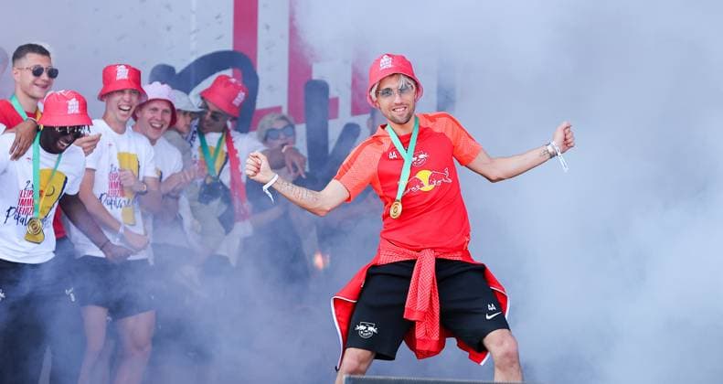 RB Leipzig celebrates cup victory DFB Pokal Leipzig, 04 06 2023, victory parade, football, cup victory, The team of RB Leipzig, DFB Pokalsieger 2023, celebrates with the fans yesterdays victory , In the picture Kevin Kampl 44, RB Leipzig ,