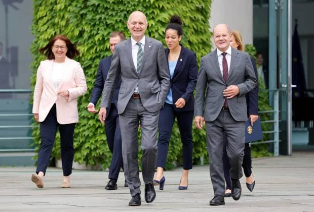 Heike Ullrich, Secretary General of the German Football Association DFB , Bernd Neuendorf, President, German Football Association, Olaf Scholz, Federal Chancellor, Germany, Berlin, Federal Chancellery, Picture session of Chancellor Scholz and Federal Minister Faeser with representatives of the DFB on the occasion of the European Football Championship 2024 in Germany.