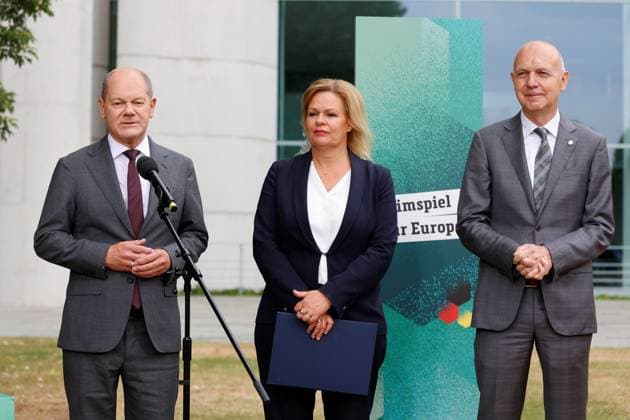 Olaf Scholz, Federal Chancellor, Nancy Faeser, Federal Minister of the Interior and for Home Affairs, Bernd Neuendorf, President, German Football Association, Germany, Berlin, Federal Chancellery, Picture session of Chancellor Scholz and Federal Minister Faeser with representatives of the DFB on the occasion of the 2024 European Football Championship in Germany.