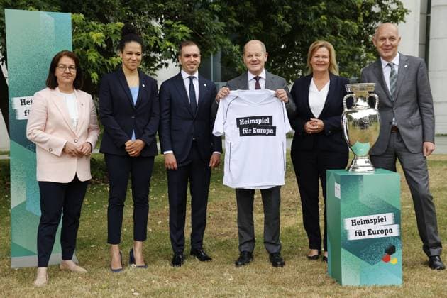 Heike Ullrich, Secretary General of the German Football Association DFB , Celia Sasic Vice President for Equality and Diversity in the DFB Presidium, Tournament Director EURO 2024 Philipp Lahm, Olaf Scholz, Federal Chancellor, Nancy Faeser, Federal Minister of the Interior and for Home Affairs, Bernd Neuendorf, President, German Football Association, Germany, Berlin, Federal Chancellery, Picture session of Chancellor Scholz and Federal Minister Faeser with representatives of the DFB on the occasion of the European Football Championship 2024 in Germany.