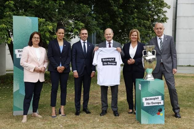 Heike Ullrich, Secretary General of the German Football Association DFB , Celia Sasic Vice President for Equality and Diversity in the DFB Presidium, Tournament Director EURO 2024 Philipp Lahm, Olaf Scholz, Federal Chancellor, Nancy Faeser, Federal Minister of the Interior and for Home Affairs, Bernd Neuendorf, President, German Football Association, Germany, Berlin, Federal Chancellery, Picture session of Chancellor Scholz and Federal Minister Faeser with representatives of the DFB on the occasion of the European Football Championship 2024 in Germany.