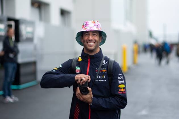 Daniel Ricciardo AUS, Oracle Red Bull Racing, 03 holding Leica camera, CAN, Formula 1 World Championship, Canadian Grand Prix, Circuit de Gilles Villeneuve Montreal, driver arrival, 17 06 2023 CAN, Formula 1 World Championship, Canadian Grand Prix, Circuit de Gilles Villeneuve Montreal, driver arrival, 17 06 2023 Montreal Copyright: xEibner Memmlerx EP_MMR