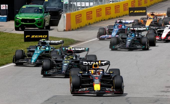 start of the race, depart, 01 VERSTAPPEN Max (nld), Red Bull Racing RB19, action 14 ALONSO Fernando (spa), Aston Martin F1 Team AMR23, action 44 HAMILTON Lewis (gbr), Mercedes AMG F1 Team W14, action during the Formula 1 Pirelli Grand Prix du Canada, 8th round of the 2023 Formula One World Championship, WM, Weltmeisterschaft from June 16 to 18, 2023 on the Circuit Gilles Villeneuve, in Montrà al, Canada - F1 - CANADIAN GRAND PRIX 2023 - RACE DPPI Panoramic 00123021_F12023GP09CAN_JK066068