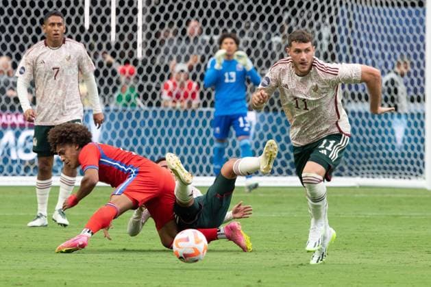 RECORD DATE NOT STATED CONCACAF NATIONS LEAGUE 2022-2023 Panama vs Mexico Third Place (L-R), Adalberto Carrasquilla of Panama and Santiago Gimenez of Mexico during the game Panama vs Mexico (Mexican national team, Nationalteam , corresponding to Third Place of Final Four of the CONCACAF Nations League 2022-2023, at Allegiant Stadium, on June 18, 2023. <br><br> (I-D), Adalberto Carrasquilla de Panama y Santiago Gimenez de Mexico durante el partido Panama vs Mexico (Seleccion Mexicana), correspondiente por el Tercer Lugar de la Final Four de la Liga de Naciones CONCACAF 2022-2023, en el Allegiant Stadium, el 18 de junio de 2023. LAS VEGAS NEVADA ESTADOS UNIDOS Copyright: xDavidxLeahx 20230618173053_CNL_23_3RD_PAN_MEX_GIMENEZ189