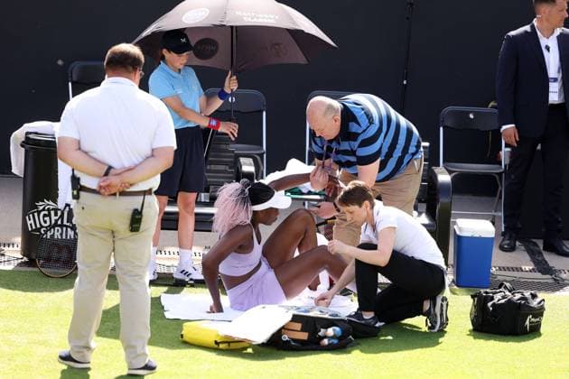 Sport Bilder des Tages Mandatory Credit: Photo by Ryan Browne Shutterstock (13975088ba) Venus Williams of the USA receives treatment during her match with Camila Giorgi of Italy. Rothesay Classic, Day One, Tennis, Edgbaston Priory Club, Birmingham, UK - 19 Jun 2023 Rothesay Classic, Day One, Tennis, Edgbaston Priory Club, Birmingham, UK - 19 Jun 2023 Copyright: xRyanxBrowne Shutterstockx 13975088ba