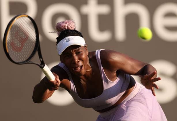 Sport Bilder des Tages Mandatory Credit: Photo by Ryan Browne Shutterstock (13977104bg) Venus Williams of the USA during her round of 16 match. Rothesay Classic, Day Four, Tennis, Edgbaston Priory Club, Birmingham, UK - 22 Jun 2023 Rothesay Classic, Day Four, Tennis, Edgbaston Priory Club, Birmingham, UK - 22 Jun 2023 Copyright: xRyanxBrowne Shutterstockx 13977104bg