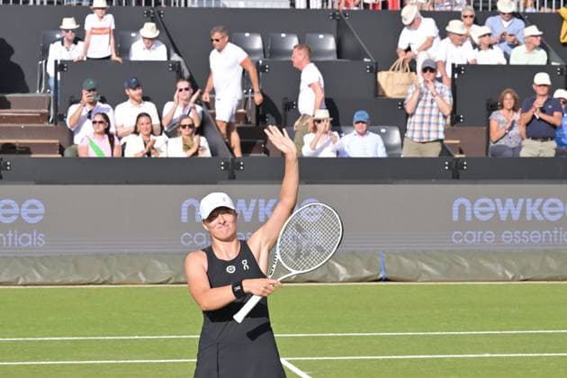 28 06 2023, xbrx, tennis Bad Homburg Open WTA 250, emspor, v l thanks, thank the fans, gestures, gesturing with arms, Swiatek, Iga POL , smiles, smile, smile, winner, winner Bad Homburg