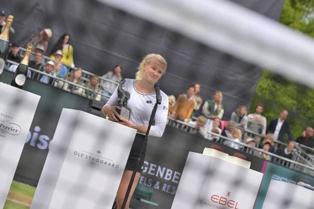 01 07 2023, xbrx, Tennis Bad Homburg Open WTA 250, emspor, v l FINALS, award ceremony, ceremony, 1 place, 1st place, winner, winner, Siniakova, Katerina CZE , smiles, smile, smile, trophaee, trophy Bad Homburg