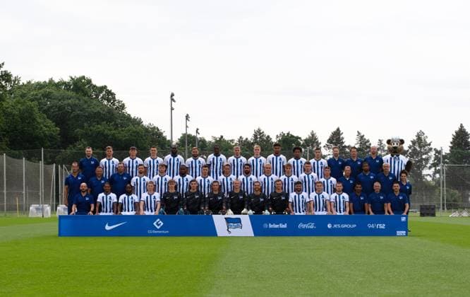 Hertha BSC 2 Bundesliga, portrait date 2023 2024, team photo, hi row v li game analyst Etienne Dzwonkowsky Hertha BSC , Florian Niederlechner Hertha BSC , Fabian Reese Hertha BSC , Filip Uremovic Hertha BSC , Wilfried Kanga Hertha BSC , Lucas Tousart Hertha BSC , Kelian Nsona Hertha BSC , Marton Dardai Hertha BSC , Tony Rölke Hertha BSC , Joel da Silva Kiala Hertha BSC , Jessic Ngankam Hertha BSC , Ibrahim Maza Hertha BSC , Athletic trainer Hendrik Vieth Hertha BSC , Athletic trainer Henrik Kuchno Hertha BSC , Game analyst Gabor Ruhr Hertha BSC , Mascot Herthinho mi row from left Co coach Tamas Bodog Hertha BSC , Coach Pal Dardai Hertha BSC , Goalkeeper coach Andreas Menger Hertha BSC , Mesut Kesik Hertha BSC , Pascal Klemens Hertha BSC , Myziane Maolida Hertha BSC , Krzysztof Piatek Hertha BSC , Derry Scherhant Hertha BSC , Tolga Cigerci Hertha BSC , Marc Oliver Kempf Hertha BSC , Veit Stange Hertha BSC , Linus Gechter Hertha BSC , Gustav Christensen Hertha BSC , Physiotherapist Jürgen Lange Hertha BSC , Physiotherapist Frederick Syna Hertha BSC , Zeugwart Hendrik Herzog Hertha BSC , physiotherapist Anne Kaube Hertha BSC bottom row from left Co coach Admir Hamzagic Hertha BSC , Jeremy Dudziak Hertha BSC , Deyovaisio Zeefuik Hertha BSC , Julian Eitschberger Hertha BSC , Goalkeeper Tim Goller Hertha BSC , Goalkeeper Robert Kwasigroch Hertha BSC , Goalkeeper Alexander Schwolow Hertha BSC , Goalkeeper Oliver Christensen Hertha BSC , Goalkeeper Marius Gersbeck Hertha BSC , Goalkeeper Tjark Ernst Hertha BSC , Marco Richter Hertha BSC , Marten Winkler Hertha BSC , Jonjoe Kenny Hertha BSC , Head of Team Management Sami Allagui Hertha BSC , Witness Robert Abramczyk Hertha BSC , Team Manager Maximilian F Copyright: xSebastianxRäppold MatthiasxKochx