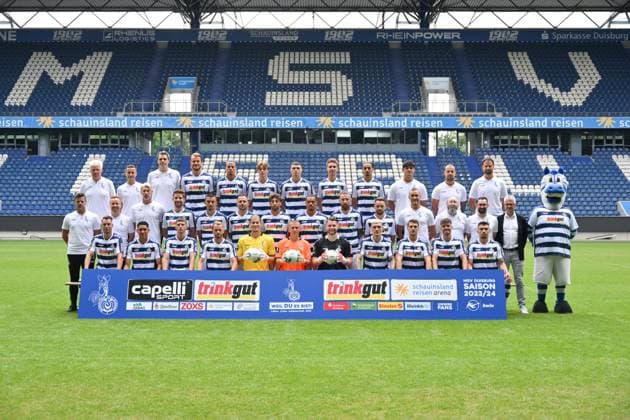 MSV Duisburg 3 league, portrait date 2023 2024, team photo, Top row from left Team Manager Matthias Wienig, Team Doctor Martin Schroeder, Team Doctor Dr Robert Roenick, Sebastian Mai, Rolf Feltscher, Caspar Jander, Niklas Kölle, Jonas Michelbrink, Hamza Anhari, Athletic Trainer Ruben Solis, Physiotherapist Norman Marx, Physiotherapist Oliver Grabowski Middle row from left Head Coach Torsten Ziegner, Co Coach Philipp Klug, Goalkeeper Coach Sven Beuckert, Kolja Pusch, Baran Mogultay, Marvin Bakalorz, Alaa Bakir, Chinedu Ekene, Marvin Knoll, Thomas Pledl, Co Trainer Michael Hiemisch, Zeugwart Omar Ahmad, Zeugwart Peter Lindner, Sport Managing Director Ralf Heskamp, Zebra Mascot Ennatz Front row from left Marvin Senger, Santiago Castaneda, Phillip König, Pascal Köpke, Dennis Smarsch, Max Braune, Vincent Müller, Niclas Stierlin, Benjamin Girth, Tobias Fleckstein, Joshua Bitter Duisburg Schauinsland Reisen Arena Nordrhein Westfalen Germany Team2