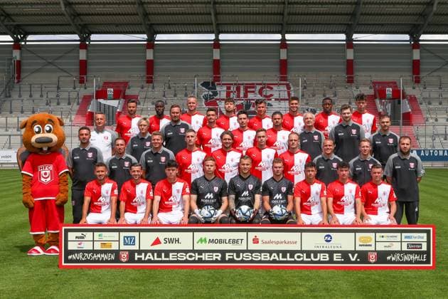 Teampraesentation Halle 3 Liga Hallescher FC, 3 league, portrait date 2023 2024, team photo , Halle, 13 07 2021, Leuna Chemie Stadium, football , 4 row from left Niklas Kreuzer, Erich Berko, Jannes Vollert, Tom Baumgart, Tunay Deniz, Andor Bolyki, Enrique Lofolomo, Yordi Wegmann , 3 row from left Sports Director Thomas Sobotzik, Technical Assistant Sandra Schultze, Team Manager Mario Nickeleit, Niklas Landgraf, Timur Gayret, Dominic Baumann, Team Physician Dr Thomas Bartels, Team Physician Dr Kenny Haase, Physiotherapist Denis Hasenbek , 2 row from left Mascot Hallotri, Coach Sreto Ristic, Co Coach Sergio Pinto, Goalkeeping Coach Marian Unger, Alexander Winkler, Jonas Nietfeld, Aljaz Casar, Tim Justin Dietrich, Head Scout Fabio Leutenecker, Conditioning coach John Brandes, physiotherapist Walter Moissejenko, 1 row from left Nico Hug, Besar Halimi, Matthew Meier, goalkeeper Moritz Schulze, goalkeeper Sven Müller Mueller, goalkeeper Luca Bendel, Lucas Halangk, Henry Jon Crosthwaite, Leon Damer ,