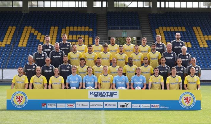 Eintracht Braunschweig 2 BL, Portraettermin 2023 2024, Team photo, Top rowv li Simon Fitzner Internist , Florian Brand Team Doctor ,Jannis Nikolaou, Danilo Wiebe, Anton Donkor, Emil Kischka,Rayan Philippe, Holm Stelzer Team Manager Dr AlexanderRuhe Chiropractor Second row from top from left Christian Degenhardt Head of Physiotherapy , Florian Horn Physiotherapist , Niko Kijewski, Maurice Multhaup, Keita Endo,Youssef Amyn, Jan Hendrik Marx, Fabio Kaufmann, ChristianSkolik Zeugwart, Bus driver , Berthold Schliwa caretaker Middle row f l Jens Haertel Head coach , Ronny Thielemann Co coach , MarcPfitzner Co coach , Johan Gomez, Robin Krausse, MarvinRittmueller, Anthony Ujah, Rami Zouaoui, Janning Michels Athletics and rehab coach , Marcel Goslar Videoanalyst ,Manfred Petz Goalkeeper Coach Bottom row from left Hasan Kurucay, Sebastian Griesbeck, Brian Behrendt, JustinDuda, Tino Casali, Robert Ivanov, Ron Thorben Hoffmann,Yannick Bangsow, Kaan Caliskaner, Luc Ihorst, Saulo Decarli