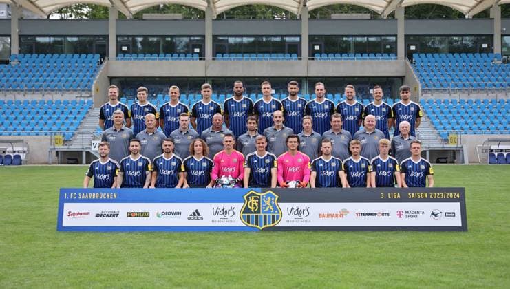 1 FC Saarbrücken 3 Liga, Porträttermin 2023 2024, team photo, hi row v li Sebastian Jacob, Luca Kerber, Lukas Boeder, Dominik Becker, Bone Uaferro, Bjarne Thoelke, Kai Brünker, Patrick Schmidt, Julian Günther Schmidt, Marcel Gaus, Fabio di Michele Sanchez, mi row v li Rüdiger Ziehl coach , Bernd Heemsoth Co Trainer , Yannic Thiel Co Trainer , Michael Weirich goalkeeper coach , Max Smith athletic trainer , Paulo Da Palma Physiotherapist , Dr Med Markus Pahl Team Doctor , Torsten Bard Coach Driver , Rüdiger Schmidt Kit Keeper , Helmut Schwan Doping Officer , vo Row v li Richard Neudecker, Calogero Rizzuto, Kasim Rabihic, Tim Civeja, Tim Paterok, Manuel Zeitz, Tim Schreiber, Julius Biada, Frederik Recktenwald, Andy Breuer, Patrick Sontheimer Saarbrücken Ludwigsparkstadion Saarland Germany DE