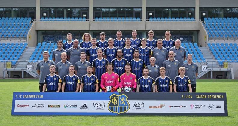 1 FC Saarbrücken 3 league, portrait date 2023 2024, team photo, back row from left Julius Biada, Tim Civeja, Fabio di Michele Sanchez, Julian Günther Schmidt, Patrick Schmidt, Dominik Becker, Lukas Boeder, middle row from left Max Smith athletic trainer , Michael Weirich goalkeeper coach , Sebastian Jacob, Manuel Zeitz, Marcel Gaus, Luca Kerber, Torsten Bard coach driver , Rüdiger Schmidt Witness , second row from bottom from left Rüdiger Ziehl coach , Bernd Heemsoth Co Trainer , Yannic Thiel Co Trainer , Bjarne Thoelke, Bone Uaferro, Kai Brünker, Helmut Schwan Doping Officer , Paulo Da Palma Physiotherapist , Dr Med Markus Pahl Team Doctor , front row from left Richard Neudecker, Patrick Sontheimer, Kasim Rabihic, Tim Schreiber, Tim Paterok, Calogero Rizzuto, Frederik Recktenwald, Andy Breuer Saarbrücken Ludwigsparkstadion Saarland Germany EN