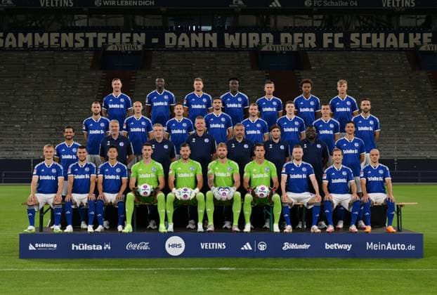 FC Schalke 04 2 BL, portrait date 2023 2024, team photo, top row from left , Sebastian Polter, Ibrahima Cisse, Simon Terodde, Bryan Lasme, Paul Seguin, Assan Ouedraogo, Keke Topp 2 row from top from left , Dominick Drexler, Henning Matriciani, Cedric Brunner, Marcin Kaminski, Thomas Ouwejan, Florian Flick, Ron Schallenberg, Kenan Karaman 3 row from top left , Danny Latza, goalkeeping coach Simon Henzler, Co-coach Mike Büskens, Co-coach Markus Gellhaus, Head coach Thomas Reis, Co-coach Matthias Kreutzer, Gerald Asamoah, Leo Greiml Bottom row from left , Niklas Tauer, Mehmet Can Aydin, Soichiro Kozuki, Goalkeeper Justin Heekeren, Goalkeeper Marius Müller, Goalkeeper Ralf Fährmann, Goalkeeper Michael Langer, Tobias Mohr, Lino Tempelmann, Blendi Idrizi Gelsenkirchen Veltins Arena Nordrhein Westfalen Germany Team2