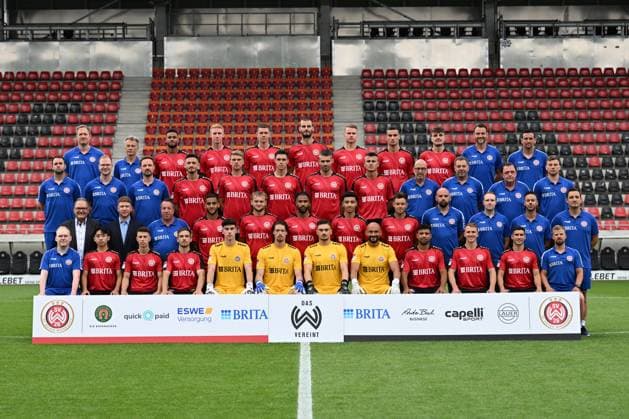 21 07 2023, xjhx, football 2 Bundesliga, SV Wehen Wiesbaden photo appointment season 2023 24 SV Wehen Wiesbaden 2 BL porträttermin 2023 2024, team photo emspor, back row from left team doctor Dr Tammo Quitzau, athletics coach Sebastian Wagener, Martin Angha, Bjarke Jacobsen, Max Reinthaler, Aleksandar Vukotic, Florian Carstens, Ivan Prtajin, Gino Fechner, Co Coach Nils Döring, Goalkeeper Coach Marjan Petkovic 3rd row from left Senior Athletic Trainer Alex Ryan, Scout Analyst Konstantin Langhammer, Team Doctor Dr Michael Müller, Nico Rieble, Marcus Mathisen, John Iredale, Sascha Mockenhaupt, Antonio Jonjic, Team Doctor Dr Achim Bitschnau, Coach Gerhard Eckl, Coach Torsten Conradi, Athletics coach Dominik Hönig 2 row from left Management spokesman Nico Schäfer, Sporting director Paul Fernie, Head coach Markus Kauczinski, Amin Farouk, Benedict Hollerbach, Keanan Bennetts, Nassim Elouarti, Thijmen Goppel, Co coach Giuliano Modica, Team manager Patrick Glaser, Physiotherapist Javier Cordero, team doctor Dr Michael Hoestermann front row from left Head of Scouting Analysis Philipp Gründler, Hyunju Lee, Nick Bätzner, Amar Catic, Noah Brdar, Florian Stritzel, Arthur Lyska, Mohamed Amsif, Kianz Froese, Emanuel Taffertshofer, Robin Heußer, Head Physiotherapist Robin Reitze DFL DFB REGULATES PROHIBIT ANY USE OF PHOTOGRAPHS as IMAGE SEQUENCES and or QUASI VIDEO Wiesbaden
