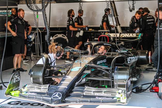 Formula 1 Championship - 2023 Formula 1 Qatar Airways Hungarian Grand Prix, Formula One World Championship, WM, Weltmeisterschaft - Free Practice and Qualify Mercedes-AMG Petronas F1 Team mechanicals at work on the car & xA;& xA;during Qualify Session, Saturday Jul 22th FORMULA 1 QATAR AIRWAYS HUNGARIAN GRAND PRIX 2023 - Jul21 to Jul23 2023 Hungaroring, Budapest, Hungary during 2023 Formula 1 Qatar Airways Hungarian Grand Prix, Formula One World Championship - Free Practice and Qualify, Formula 1 Championship in Mogyorod, Hungary, July 22 2023 Mogyorod Hungaroring Hungary Copyright: xAlessioxDexMarcox xLiveMediax LPS_1004834