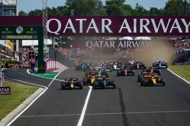 Start of the race: 01 VERSTAPPEN Max (nld), Red Bull Racing RB19, 44 HAMILTON Lewis (gbr), Mercedes AMG F1 Team W14, 04 NORRIS Lando (gbr), McLaren F1 Team MCL60, action during the 2023 Formula 1 Qatar Airways Hungarian Grand Prix, 11th round of the 2023 Formula One World Championship, WM, Weltmeisterschaft from July 21 to 23, 2023 on the Hungaroring, in Mogyorod, Hungary - F1 - HUNGARIAN GRAND PRIX 2023 - RACE DPPI Panoramic 00123027_G0OD1564