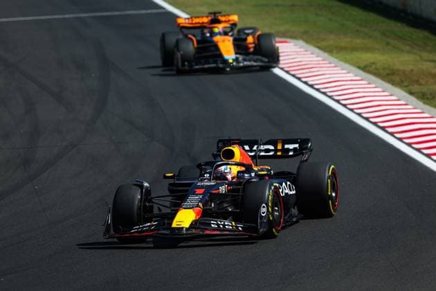01 VERSTAPPEN Max (nld), Red Bull Racing RB19, 81 PIASTRI Oscar (aus), McLaren F1 Team MCL60, action during the 2023 Formula 1 Qatar Airways Hungarian Grand Prix, 11th round of the 2023 Formula One World Championship, WM, Weltmeisterschaft from July 21 to 23, 2023 on the Hungaroring, in Mogyorod, Hungary - F1 - HUNGARIAN GRAND PRIX 2023 - RACE DPPI Panoramic 00123027_G0OD1674