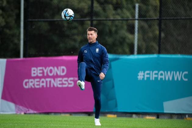 Colin Bell South Korea, coach juggles the ball in front of Beyond Greatness and FIFAWWC branding, AUS, final training MD 1 Brisbane, South Korea womens national team ahead of South Korea vs Germany, FIFA Womens World Cup Australia 2023, 02 08 2023 AUS, final training MD 1 Brisbane, DFB womens national team ahead of South Korea vs Germany, FIFA Womens World Cup Australia 2023, 02 08 2023 Brisbane Copyright: xEibner-Pressefoto Memmlerx EP_MMR