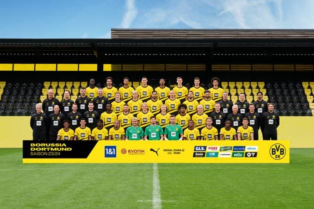 Borussia Dortmund; 1.BL, Porträttermin 2023 2024, Mannschaftsfoto 4. Reihe: Soumaila Coulibaly, Mats Hummels, Felix Nmecha, Niklas Süle, Sebastien Haller, Nico Schlotterbeck, Thomas Meunier, Nnamdi Collins 3. Reihe: Frank Gräfen, Dr. Markus Braun, Dennis Morschel, Dr. Mathias Kolodziej, Julian Rijkhoff, Giovanni Reyna, Emre Can, Marius Wolf, Ramy Bensebaini, Antonios Papadopoulos, Shad Forsythe, Florian Wangler, Marcelo Martins 2. Reihe: Frank Zöllner, Bjarne Bürgel, Thorben Voeste, Michael Becker, Abdoulaye Kamara, Salih Özcan, Julian Brandt, Marco Reus, Karim Adeyemi, Julian Ryerson Matthias Kleinsteiber, Armin Reutershahn, Sebastian Geppert, Edin Terzic 1. Reihe von unten: Julien Duranville, Mateu Morey Bauza, Samuel Bamba, Donyell Malen, Alexander Meyer, Gregor Kobel, Marcel Lotka, Youssoufa Moukoko, Ole Pohlmann, Jamie Bynoe-Gittens, Thorgan Hazard Foto: BVB Alexandre Simoes via TEAM2sportphoto Aktuelles Mannschaftsfoto Borussia Dortmund 2023 2024 Team2