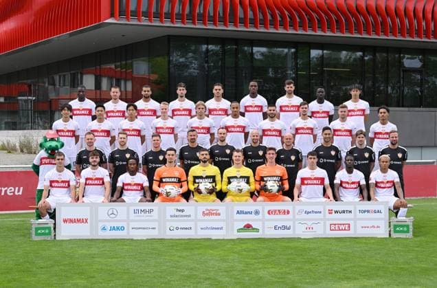 FUSSBALL 1 BUNDESLIGA SAISON 2023 2024 09 08 2023 Photo session at VfB Stuttgart on the training ground, team picture Serhou Guirassy, Waldemar Anton, Josha Vagnoman, Atakan Karazor, Konstantinos Mavropanos, Dan Axel Zagadou, Luca Pfeiffer, Silas, Hiroki Ito 4 row from left Genki Haraguchi, Wataru Endo, Wooyeong Jeong, Chris Fuehrich, Borna Sosa, Jamie Leweling, Deniz Undav, Pascal Stenzel, Maximilian Mittelstaedt, Enzo Millot 3 row from left VfB mascot Fritzle, match analyst Jasper Smets, Chief analyst Marcus Fregin, match analyst Jan Schimpchen, preventive coach Martin Franz, Matthias Schiffers, goalkeeper coach Steffen Krebs, technical coach Nathaniel Weiss, co-trainer Malik Fathi, co-trainer David Krecidlo, Coach Sebastian Hoeness 2 row from left Jovan Milosevic, Lilian Egloff, Mohamed Sankoh, goalkeeper Dennis Seimen, goalkeeper Fabian Bredlow, goalkeeper Alexander Nuebel, goalkeeper Florian Schock, Thomas Kastanaras, Clinton Mola and Roberto Massimo 1 row from left