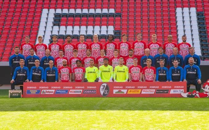 SC Freiburg 1 Bundesliga, portrait date 2023 2024, team photo, back row from left Christian Guenter, Yannick Keitel, Max Rosenfelder, Kenneth Schmidt, Keven Schlotterbeck, Matthias Ginter, Jordy Makengo, Merlin Roehl, Michael Gregoritsch, Philipp Lienhart, Kiliann Sildillia, Manuel Gulde, middle row from left Goalkeeper coach Michael Mueller, Athletics coach Daniel Wolf, Athletics coach Maximilian Kessler, Nicolas Hoefler, Noah Weisshaupt, Lucas Hoeler, Maximilian Eggestein, Lukas Kuebler, Vincenzo Grifo, Head coach Christian Streich, Co coach Florian Bruns, Co coach Patrick Baier, Co coach Lars Vossler, front row from left physiotherapist Markus Behrens, physiotherapist Jorge Schwarz, physiotherapist and masseur Uwe Vetter, Daniel Kofi Kyereh, Junior Adamu, Benjamin Uphoff, Noah Atubolu, Florian Mueller, Roland Sallai, Ritsu Doan, coach Stefan Spohn, kit attendant Max Beckmann, Physiotherapist Florian Mack, missing is Co Coach Julian Schuster, DFL REGULATIONS PROHIBIT ANY USE OF PHOTOGRAPHS AS IMAGE SEQUENCES AND OR QUASI VIDEO GER, Football, Men, 1 Bundesliga, Season 2023 2024, SC Freiburg, Portraettermin 2023 2024, Team Photo, 10 08 2023, Freiburg im Breisgau Copyright: xEibner-Pressefoto SilasxSchuellex EP_EER