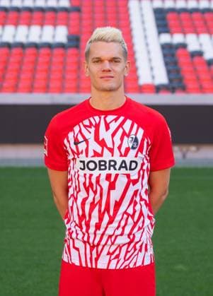 Matthias Ginter SC Freiburg, 28 1 Bundesliga, SC Freiburg, Portraettermin 2023 2024, 10 08 2023, DFL REGULATES PROHIBIT ANY USE OF PHOTOGRAPHS AS IMAGE SEQUENCES AND OR QUASI VIDEO GER, Football, Men, 1 Bundesliga, Spielzeit 2023 2024, SC Freiburg, Portraettermin 2023 2024, 10 08 2023, Freiburg im Breisgau Copyright: xEibner-Pressefoto SilasxSchuellex EP_EER